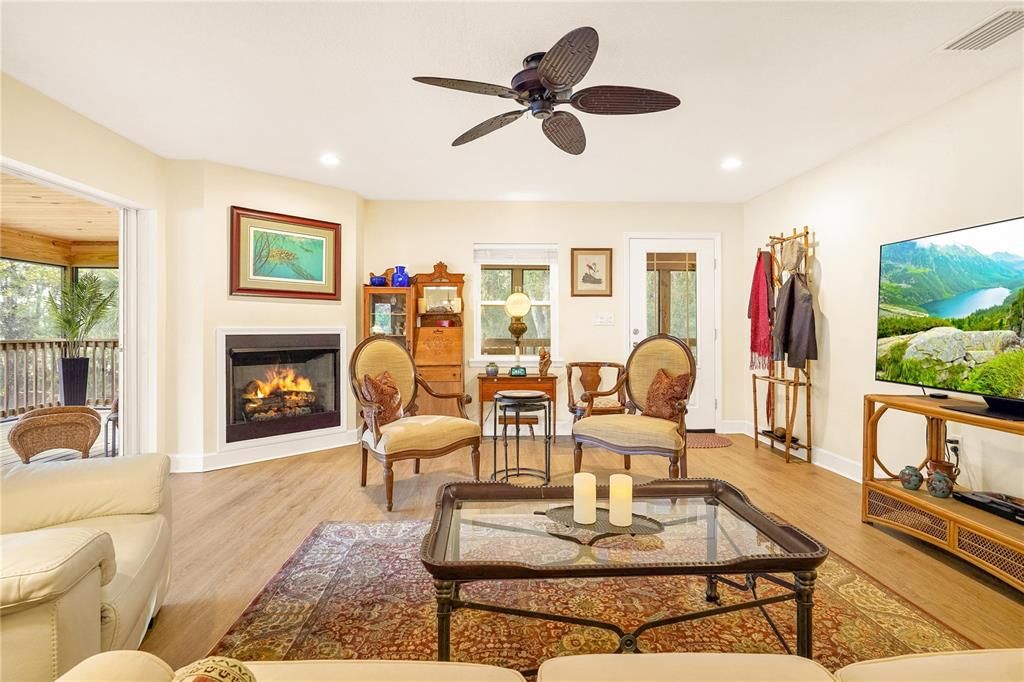 На продажу: $875,000 (2 спален, 2 ванн, 1915 Квадратных фут)