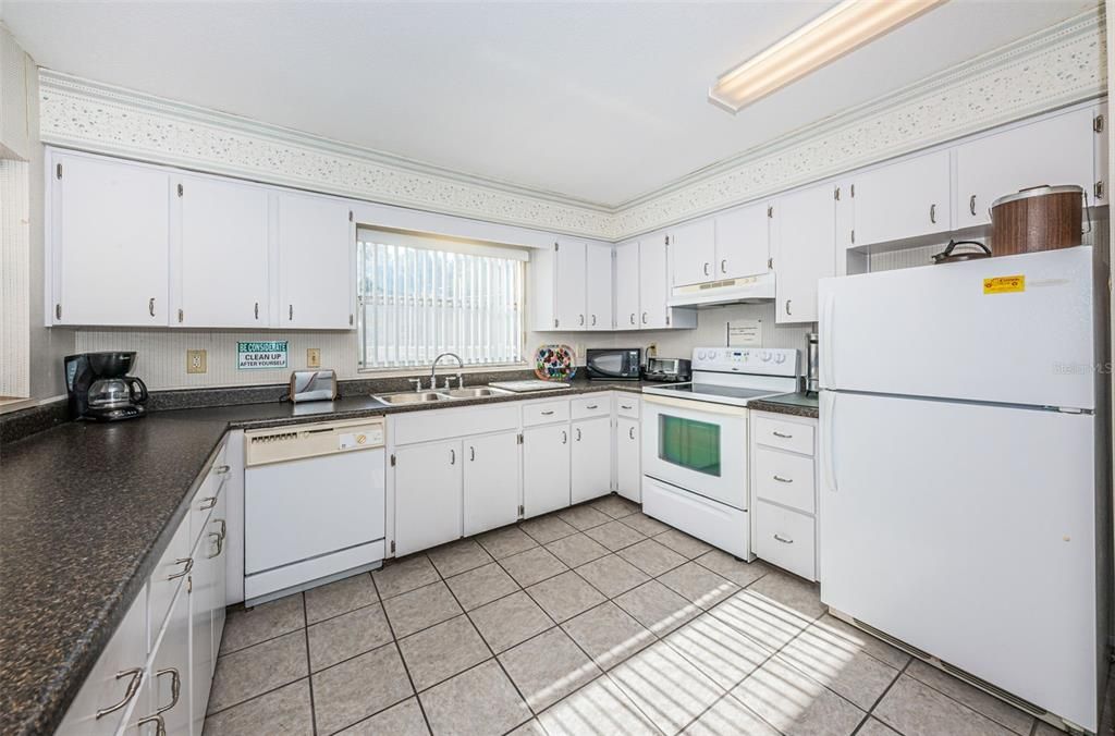 На продажу: $210,000 (2 спален, 2 ванн, 930 Квадратных фут)