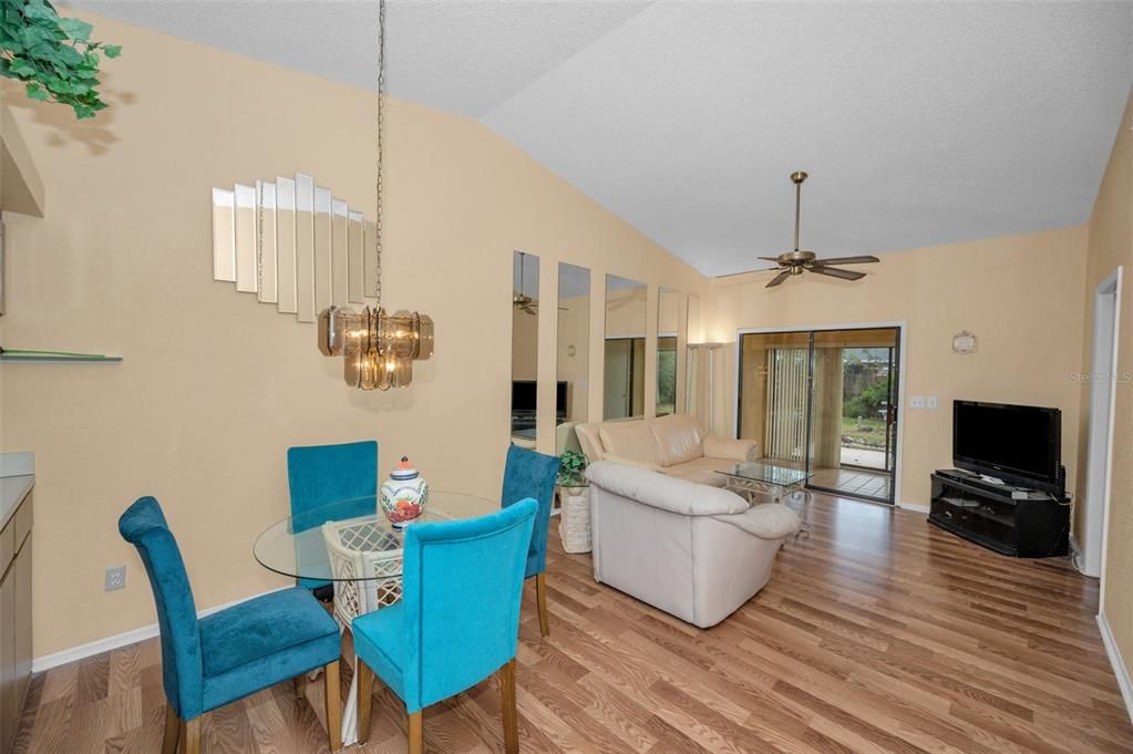 На продажу: $210,000 (2 спален, 2 ванн, 930 Квадратных фут)