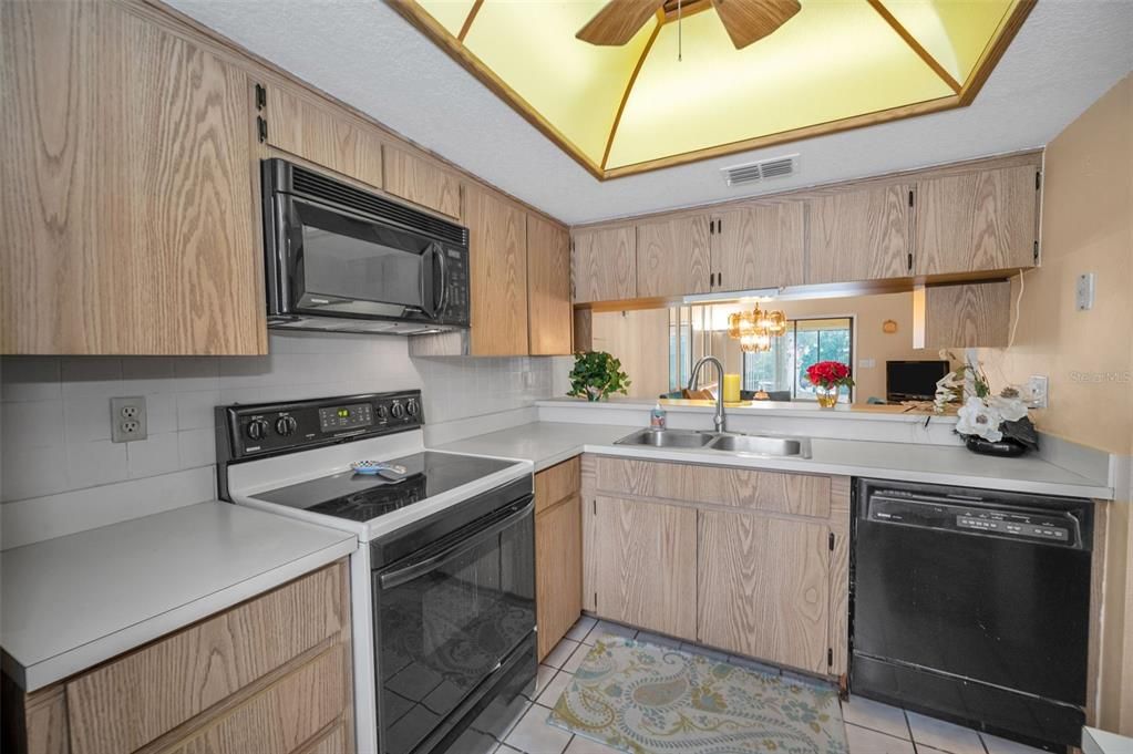 На продажу: $210,000 (2 спален, 2 ванн, 930 Квадратных фут)