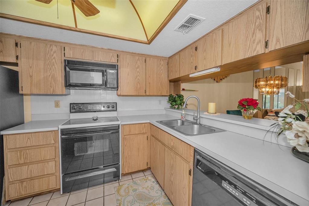 На продажу: $210,000 (2 спален, 2 ванн, 930 Квадратных фут)