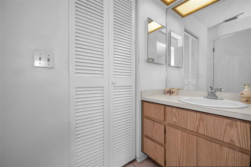 На продажу: $210,000 (2 спален, 2 ванн, 930 Квадратных фут)