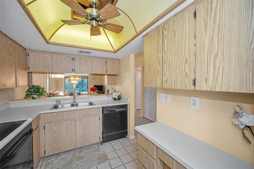 На продажу: $210,000 (2 спален, 2 ванн, 930 Квадратных фут)