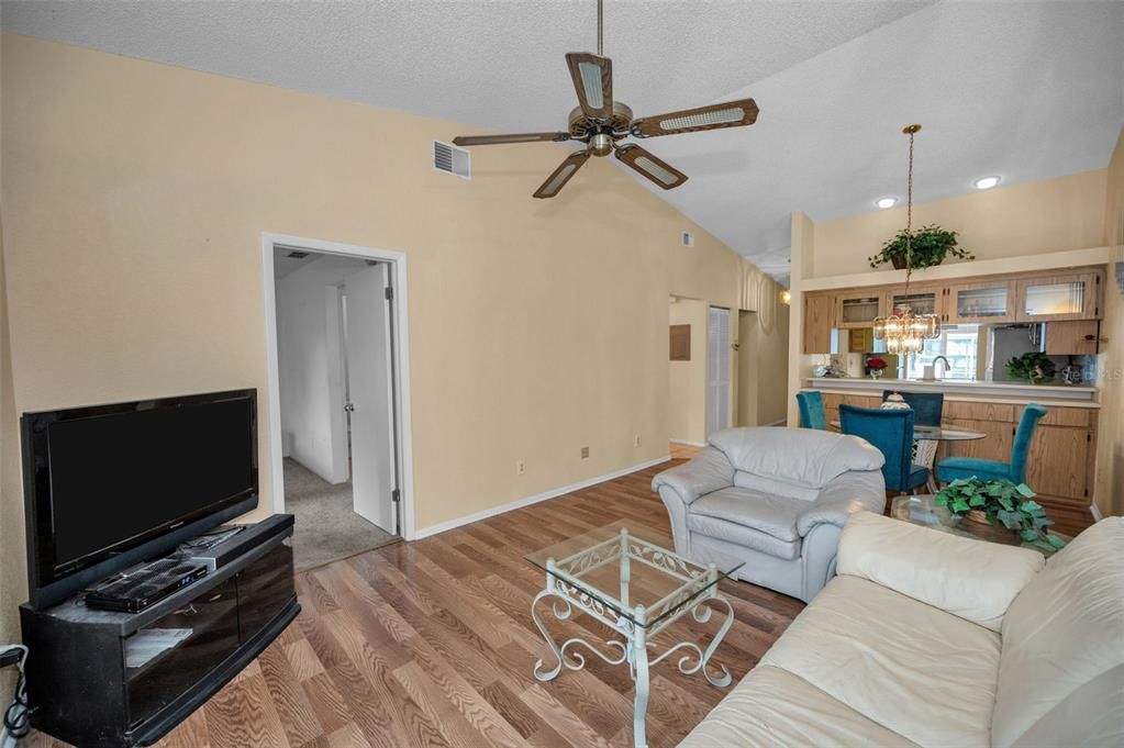 На продажу: $210,000 (2 спален, 2 ванн, 930 Квадратных фут)