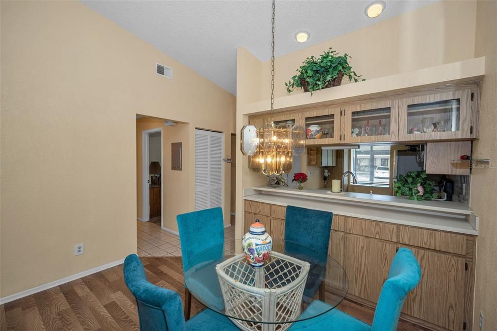 На продажу: $210,000 (2 спален, 2 ванн, 930 Квадратных фут)