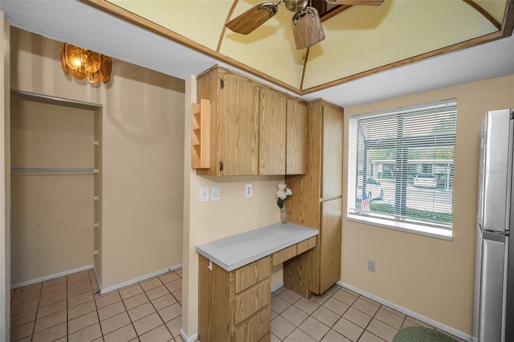 На продажу: $210,000 (2 спален, 2 ванн, 930 Квадратных фут)