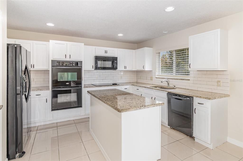 待售: $610,000 (4 贝兹, 2 浴室, 2332 平方英尺)