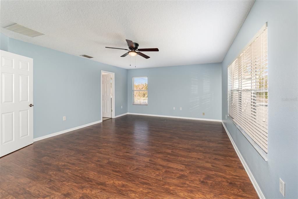 待售: $610,000 (4 贝兹, 2 浴室, 2332 平方英尺)