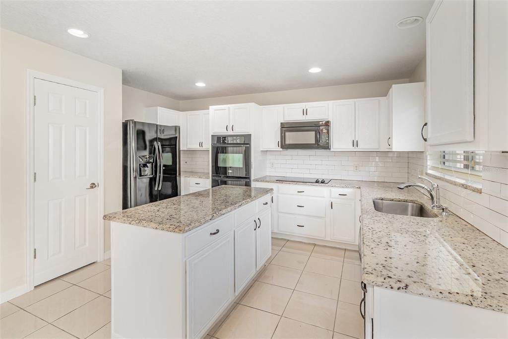 待售: $610,000 (4 贝兹, 2 浴室, 2332 平方英尺)