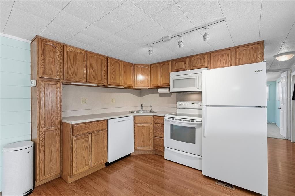 На продажу: $138,000 (2 спален, 2 ванн, 1094 Квадратных фут)