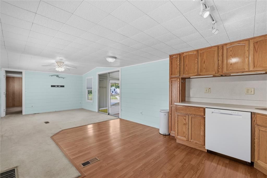 На продажу: $138,000 (2 спален, 2 ванн, 1094 Квадратных фут)