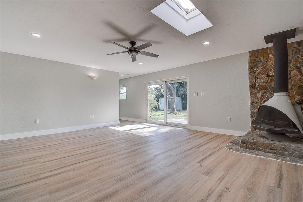 For Sale: $400,000 (3 beds, 2 baths, 1855 Square Feet)