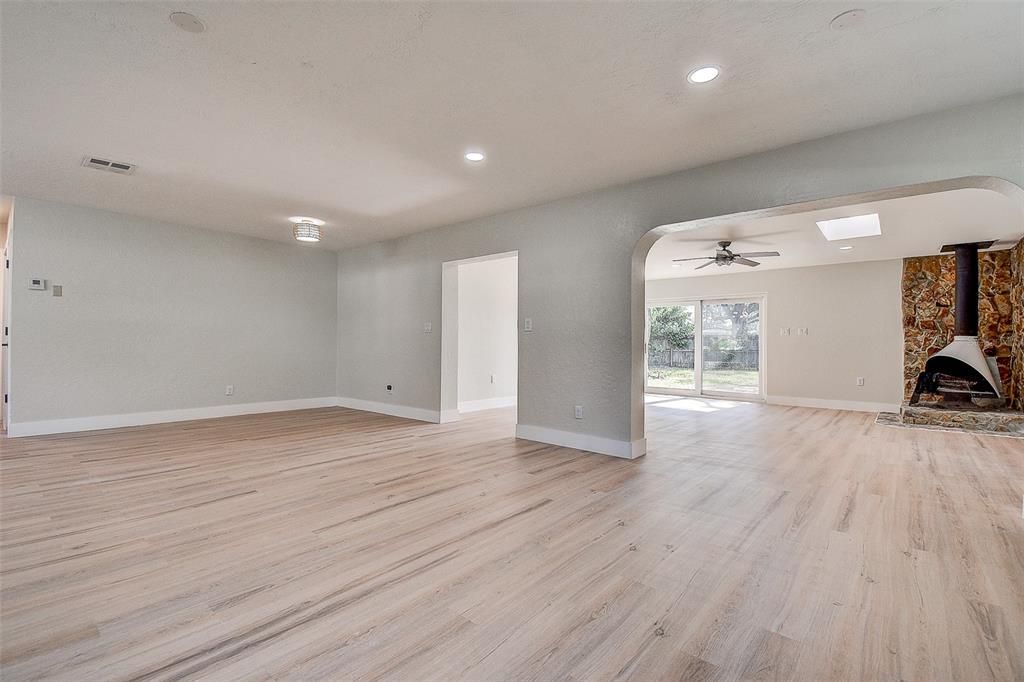 For Sale: $400,000 (3 beds, 2 baths, 1855 Square Feet)