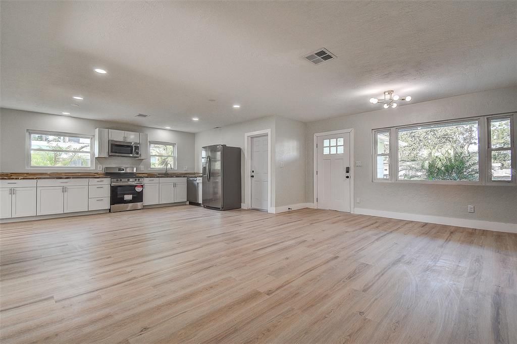 For Sale: $400,000 (3 beds, 2 baths, 1855 Square Feet)