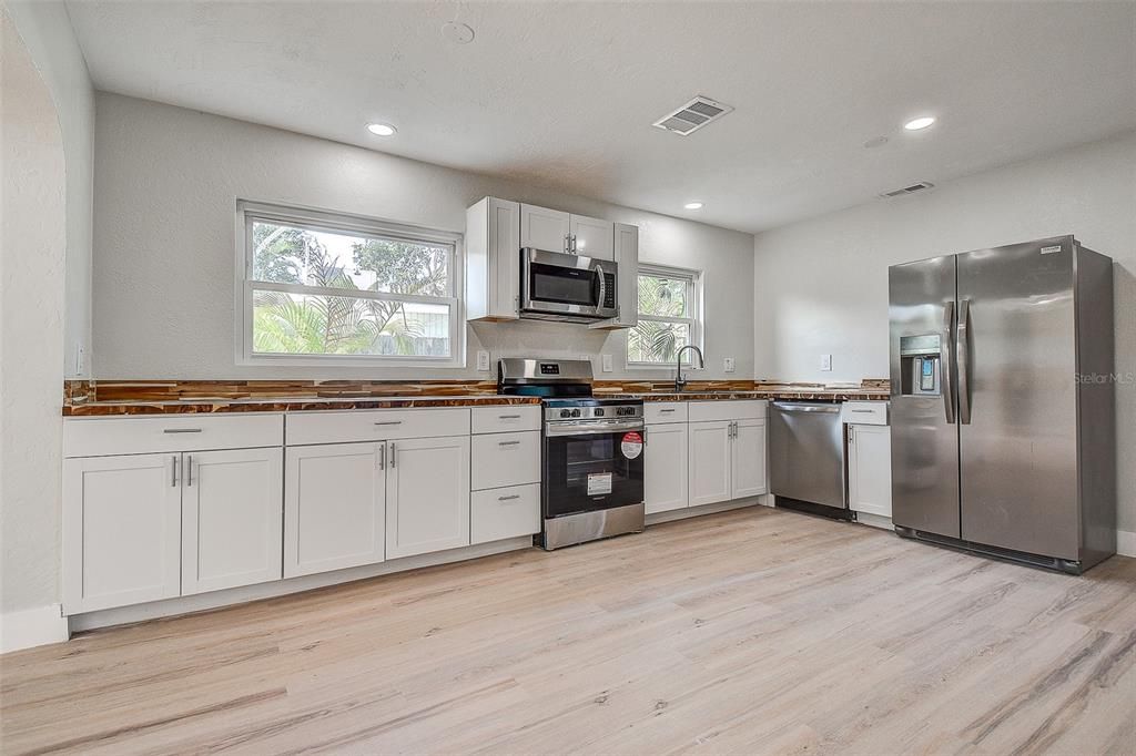 For Sale: $400,000 (3 beds, 2 baths, 1855 Square Feet)