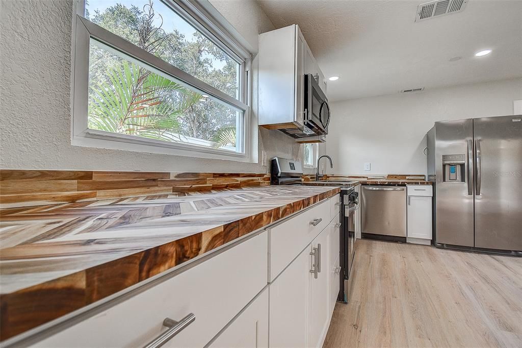 For Sale: $400,000 (3 beds, 2 baths, 1855 Square Feet)