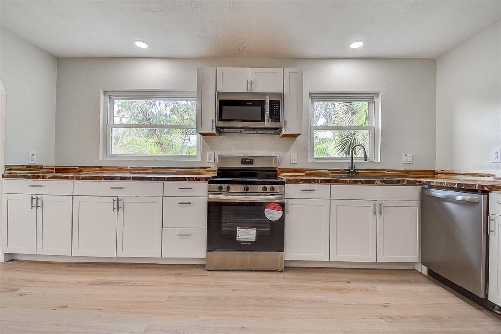 For Sale: $400,000 (3 beds, 2 baths, 1855 Square Feet)