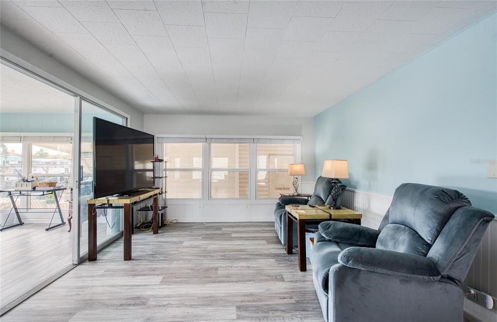 For Sale: $239,000 (2 beds, 2 baths, 1296 Square Feet)