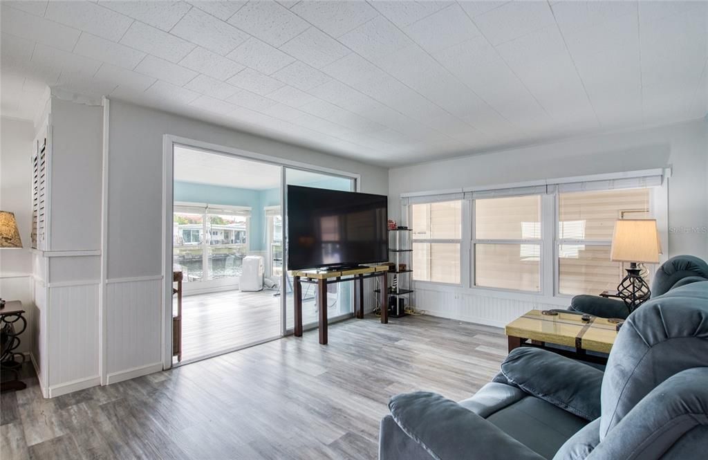 For Sale: $239,000 (2 beds, 2 baths, 1296 Square Feet)