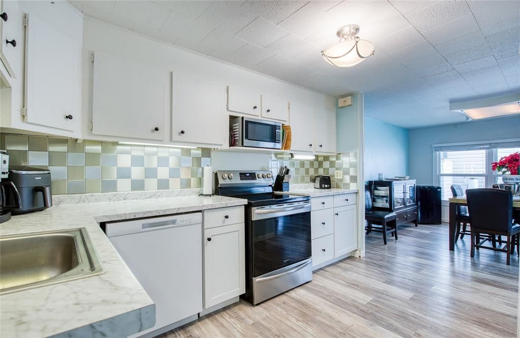 For Sale: $239,000 (2 beds, 2 baths, 1296 Square Feet)