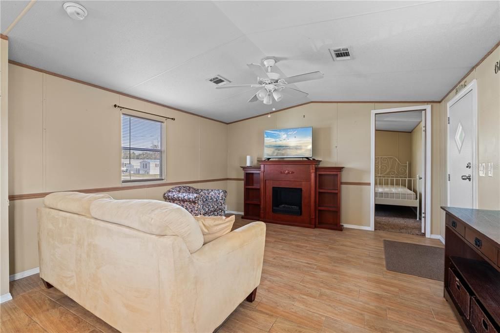 For Sale: $99,999 (2 beds, 2 baths, 798 Square Feet)