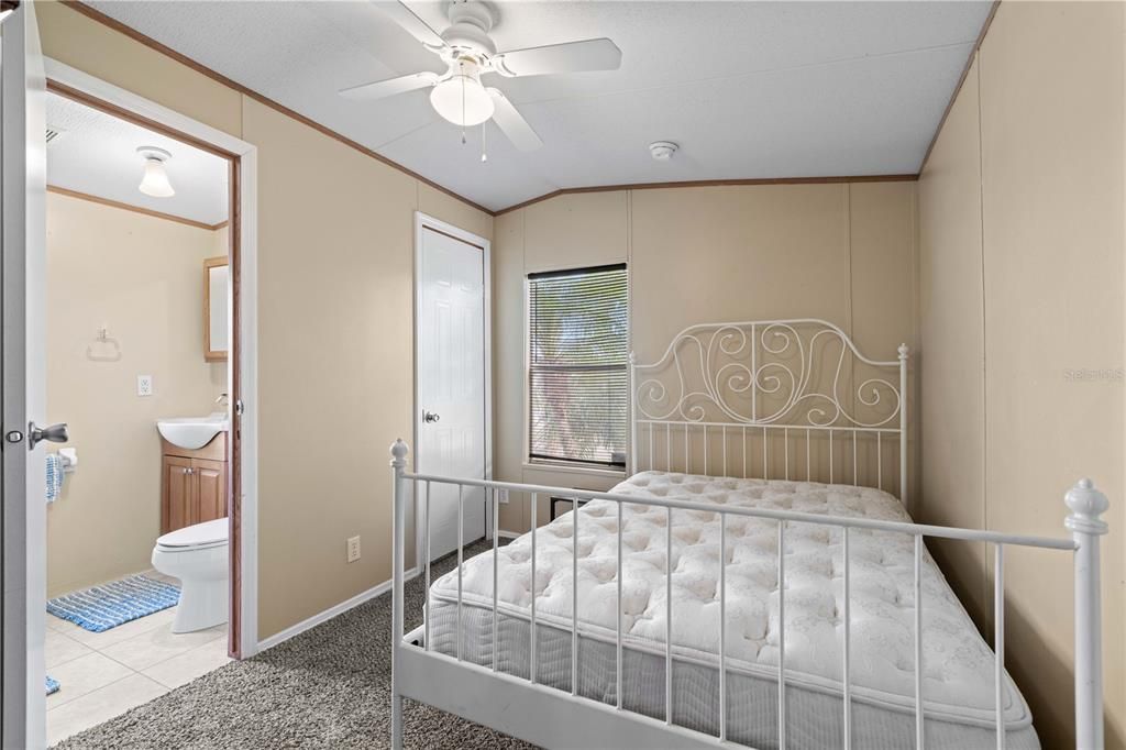 For Sale: $99,999 (2 beds, 2 baths, 798 Square Feet)