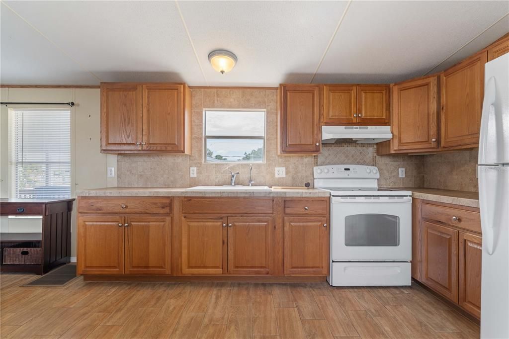 For Sale: $99,999 (2 beds, 2 baths, 798 Square Feet)