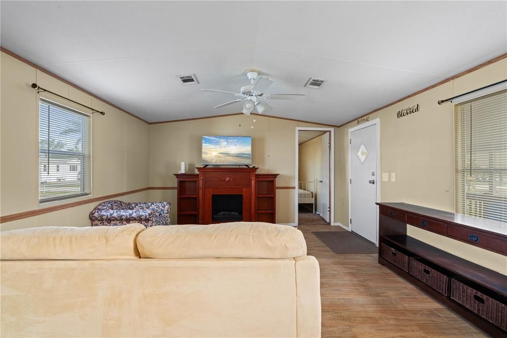 For Sale: $99,999 (2 beds, 2 baths, 798 Square Feet)