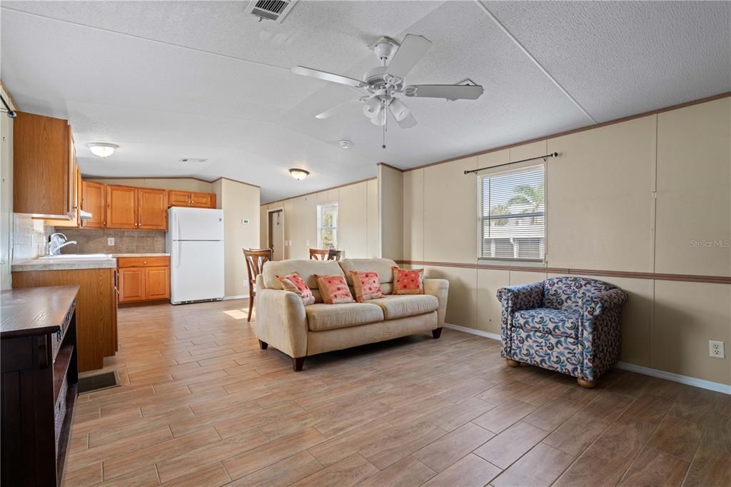 For Sale: $99,999 (2 beds, 2 baths, 798 Square Feet)