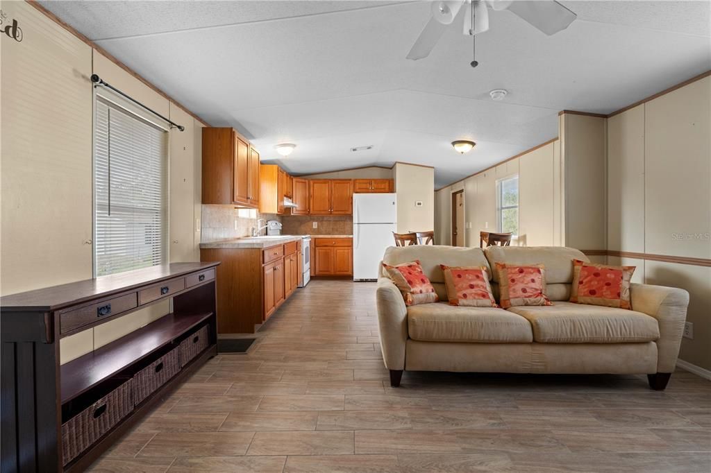 For Sale: $99,999 (2 beds, 2 baths, 798 Square Feet)