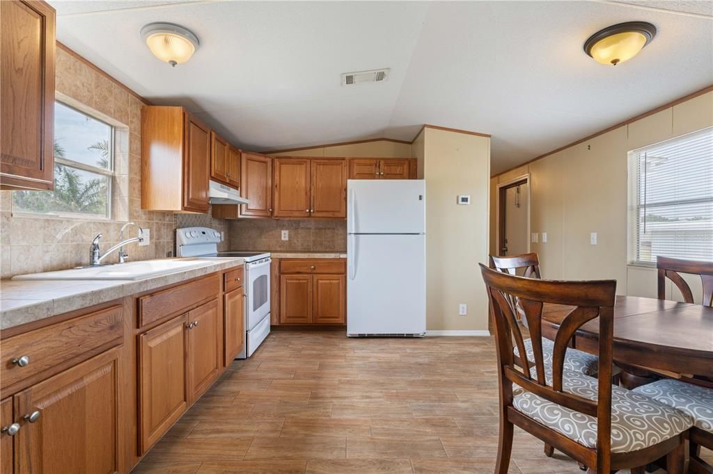 For Sale: $99,999 (2 beds, 2 baths, 798 Square Feet)