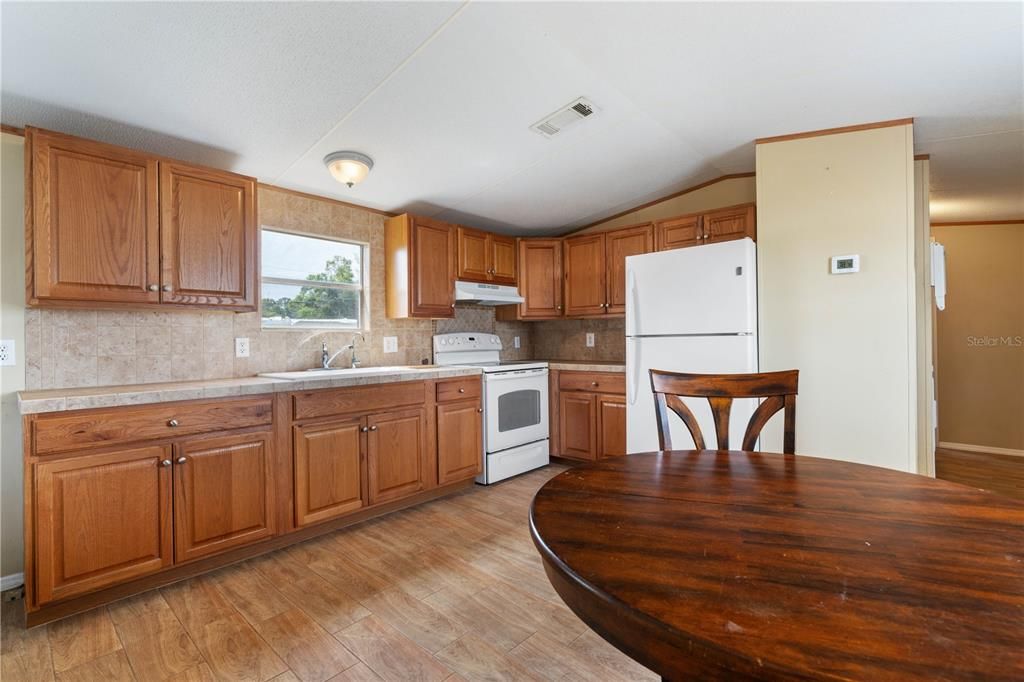For Sale: $99,999 (2 beds, 2 baths, 798 Square Feet)