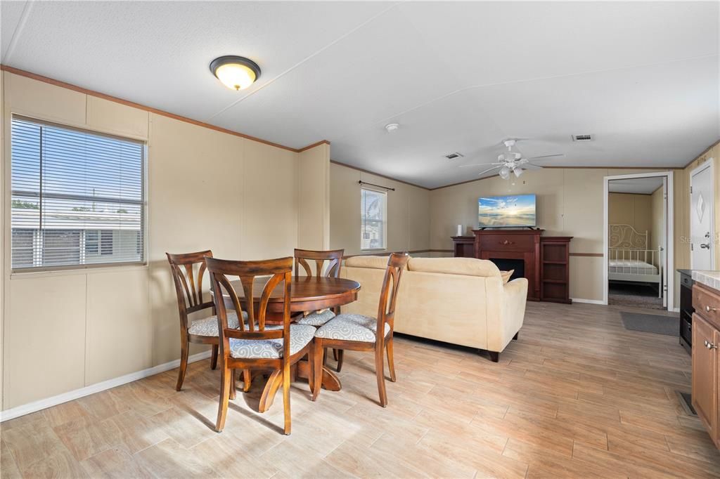 For Sale: $99,999 (2 beds, 2 baths, 798 Square Feet)