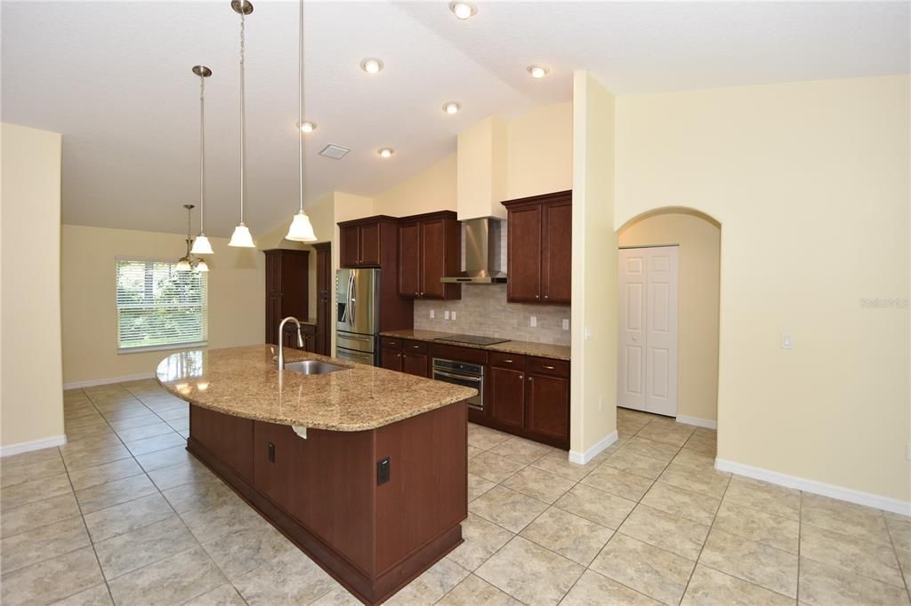 出租: $2,300 (3 贝兹, 2 浴室, 2201 平方英尺)