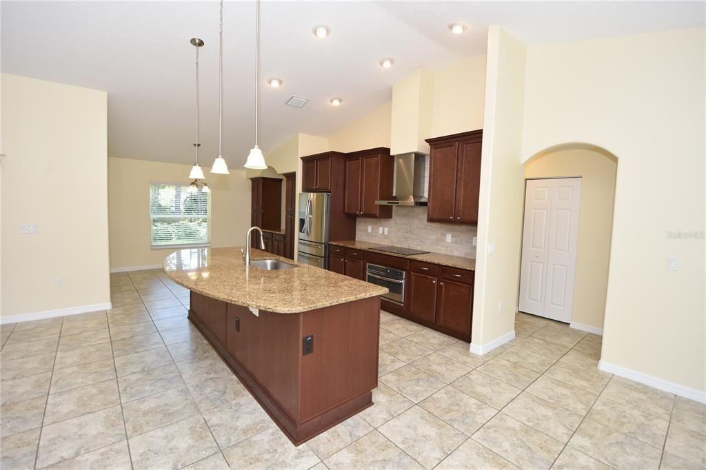 出租: $2,300 (3 贝兹, 2 浴室, 2201 平方英尺)