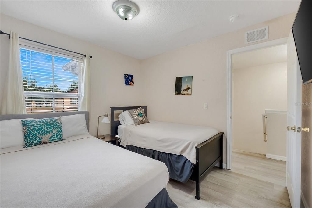 待售: $260,000 (4 贝兹, 3 浴室, 1492 平方英尺)