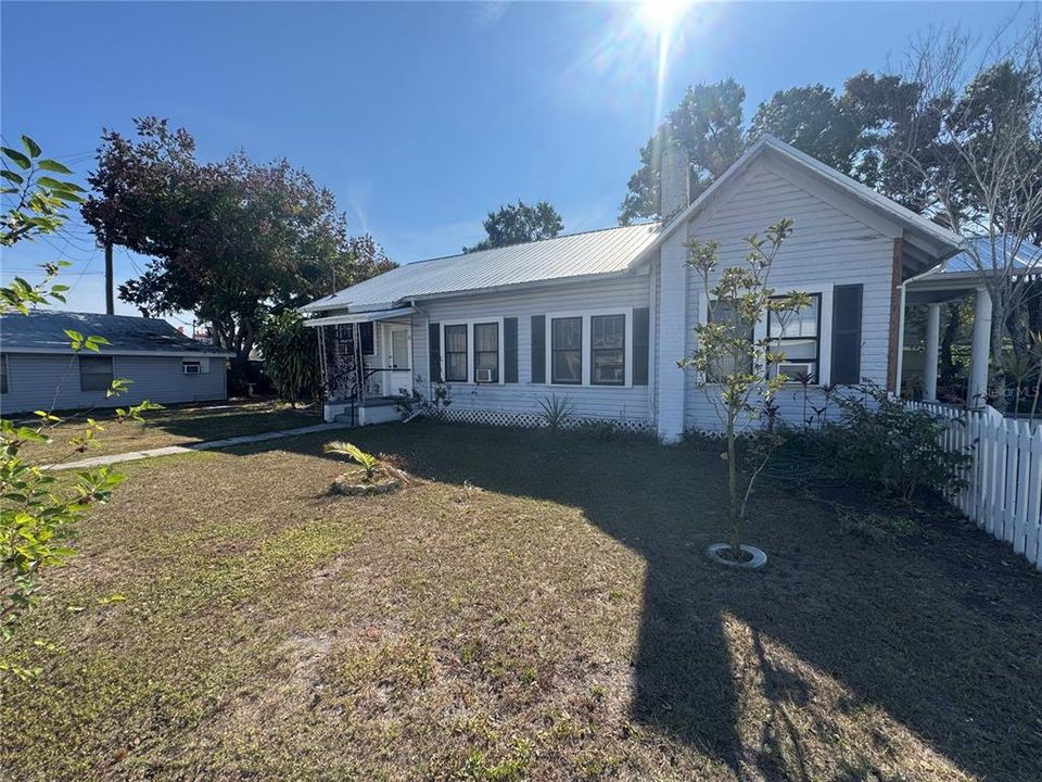 For Rent: $1,400 (1 beds, 1 baths, 4053 Square Feet)