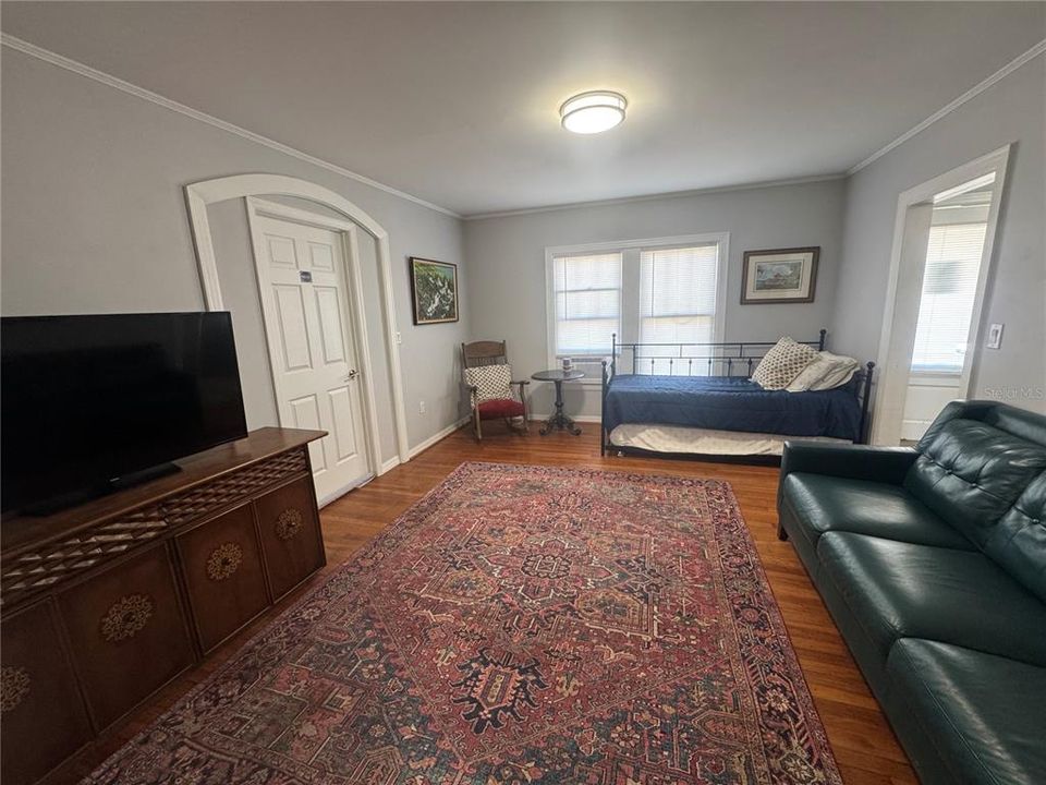 For Rent: $1,400 (1 beds, 1 baths, 4053 Square Feet)