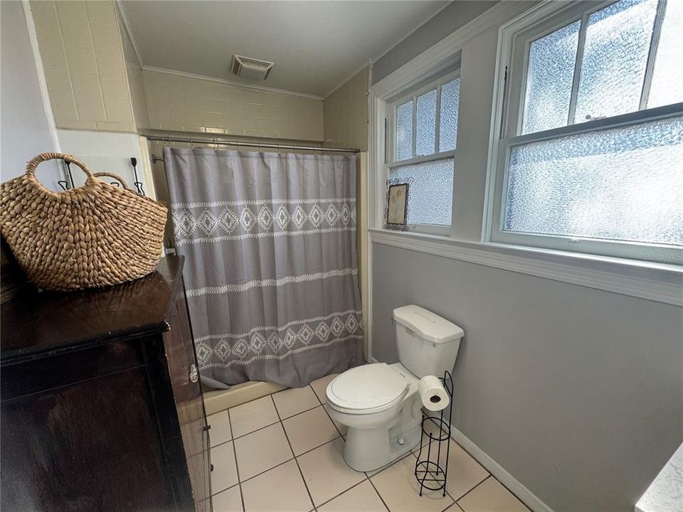 For Rent: $1,400 (1 beds, 1 baths, 4053 Square Feet)