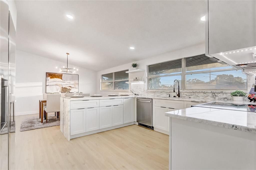 待售: $899,999 (5 贝兹, 3 浴室, 2640 平方英尺)