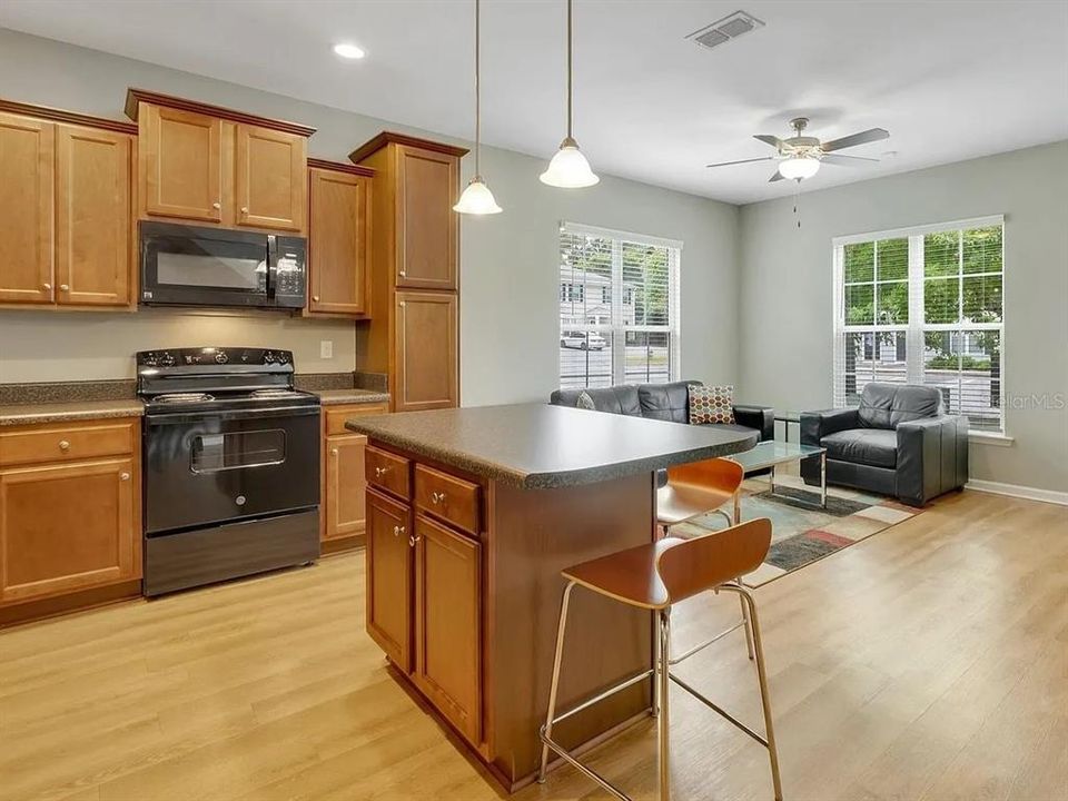 En Venta: $197,000 (3 camas, 3 baños, 1176 Pies cuadrados)