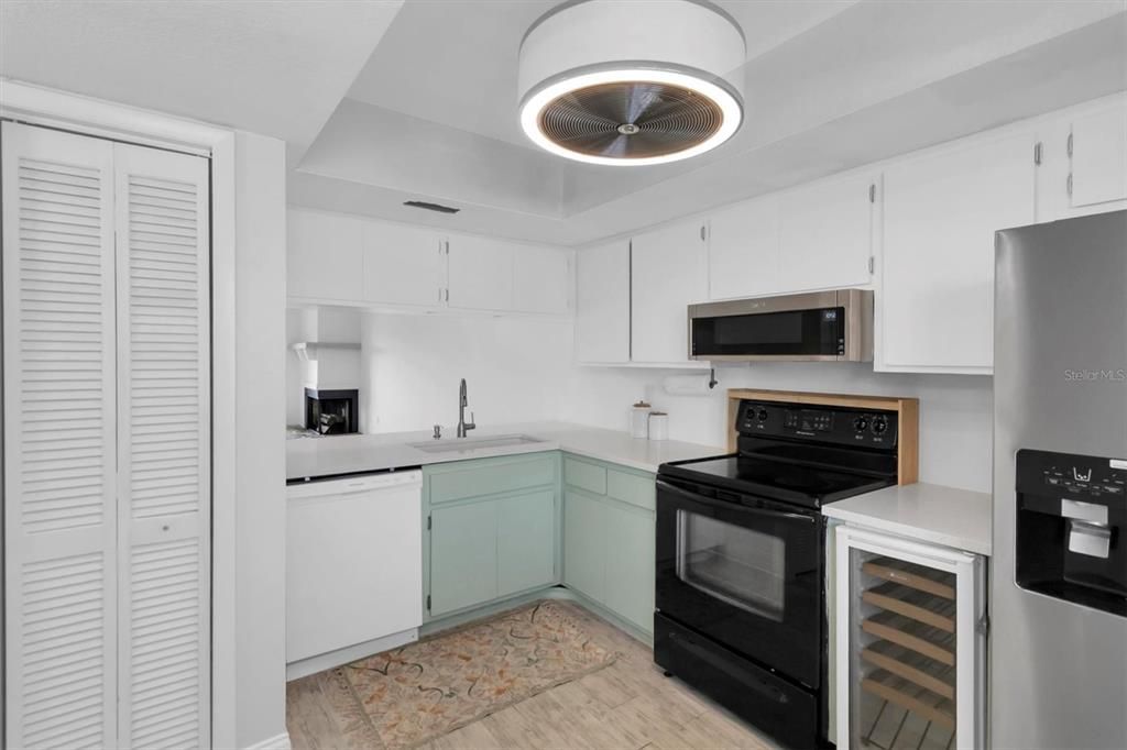 For Sale: $197,500 (2 beds, 2 baths, 1094 Square Feet)