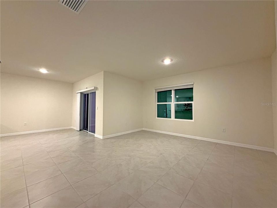 For Rent: $2,400 (4 beds, 2 baths, 1828 Square Feet)