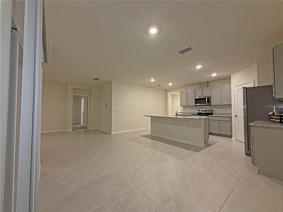 For Rent: $2,400 (4 beds, 2 baths, 1828 Square Feet)