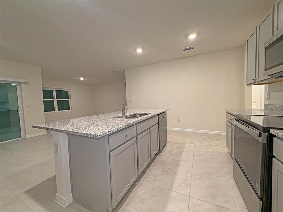 For Rent: $2,400 (4 beds, 2 baths, 1828 Square Feet)