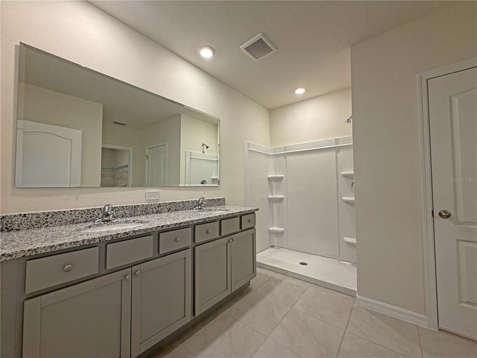 For Rent: $2,400 (4 beds, 2 baths, 1828 Square Feet)