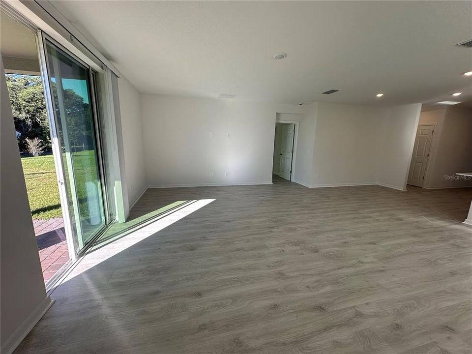 For Rent: $2,495 (5 beds, 3 baths, 2828 Square Feet)