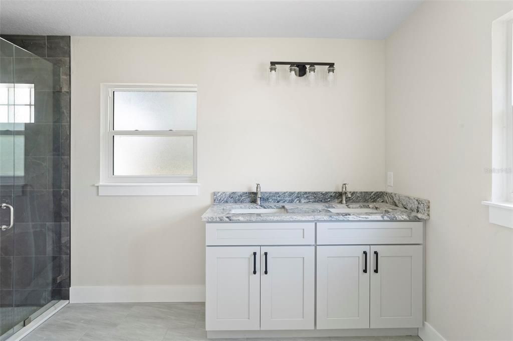 На продажу: $380,000 (4 спален, 2 ванн, 1672 Квадратных фут)