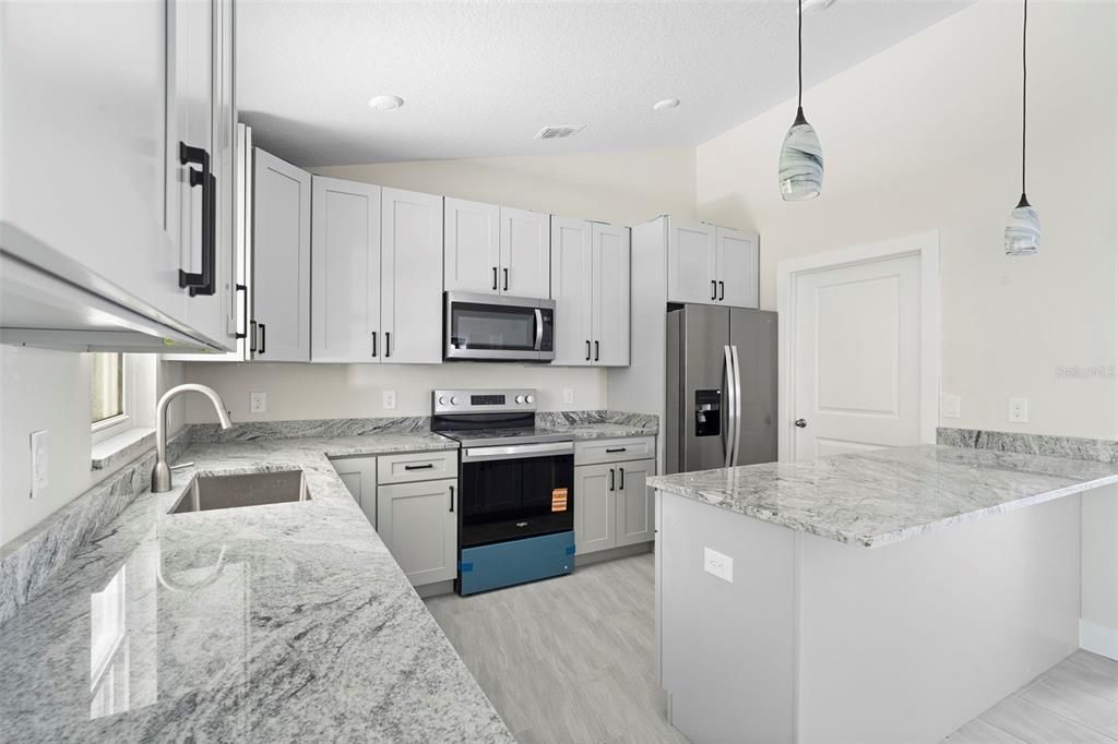 На продажу: $380,000 (4 спален, 2 ванн, 1672 Квадратных фут)