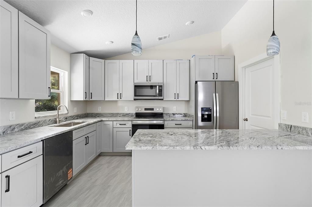 На продажу: $380,000 (4 спален, 2 ванн, 1672 Квадратных фут)